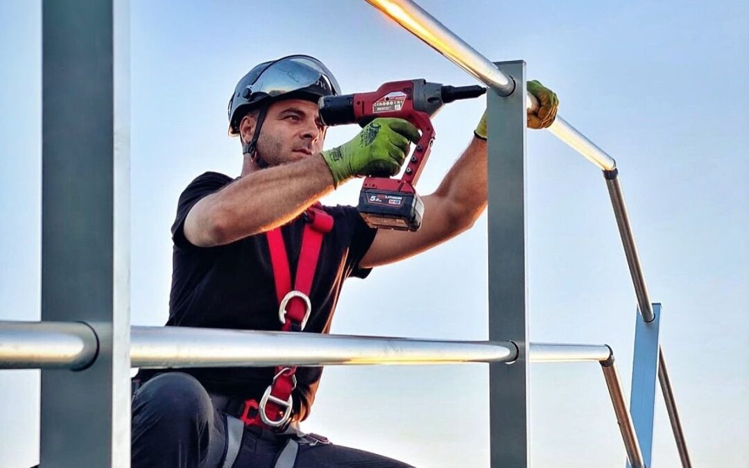 Montaje de una barandilla, protección colectiva en el borde de una cubierta