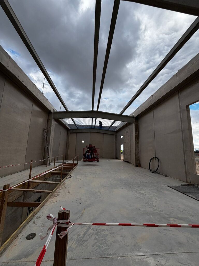Protección colectiva en una nave en obra: el hueco del suelo, cerrado por un perímetro de tablones