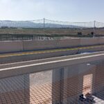 Redes de seguridad horizontal y perimetral en el borde de una cubierta